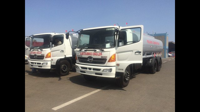 CAMION CISTERNA DE COMBUSTIBLE DE 1,000 GALONES HASTA 4,000 GALONES