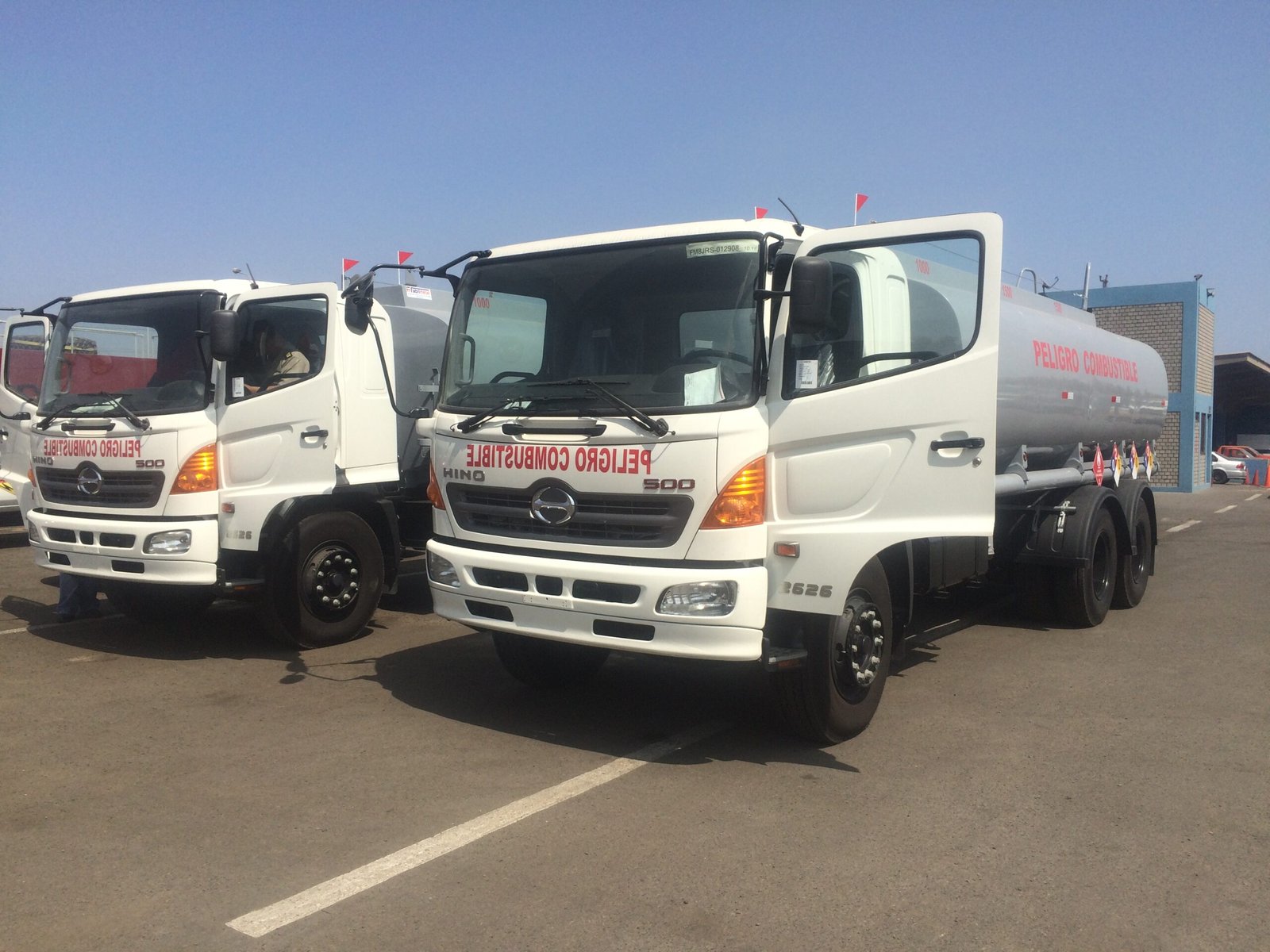 CAMION CISTERNA DE COMBUSTIBLE DE 1,000 GALONES HASTA 4,000 GALONES