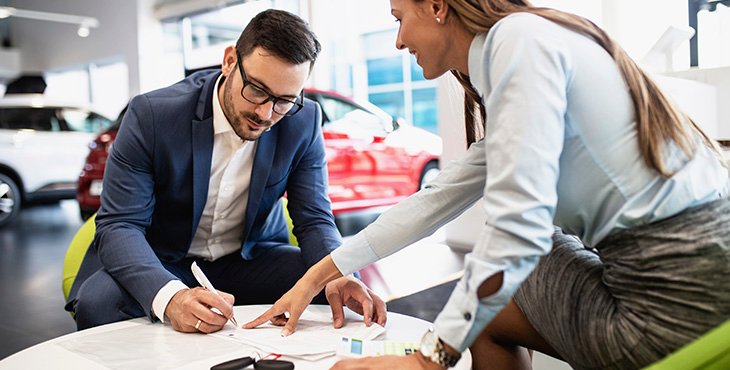 Documentos necesarios para vender un auto en Perú firmando contrato de compra-venta